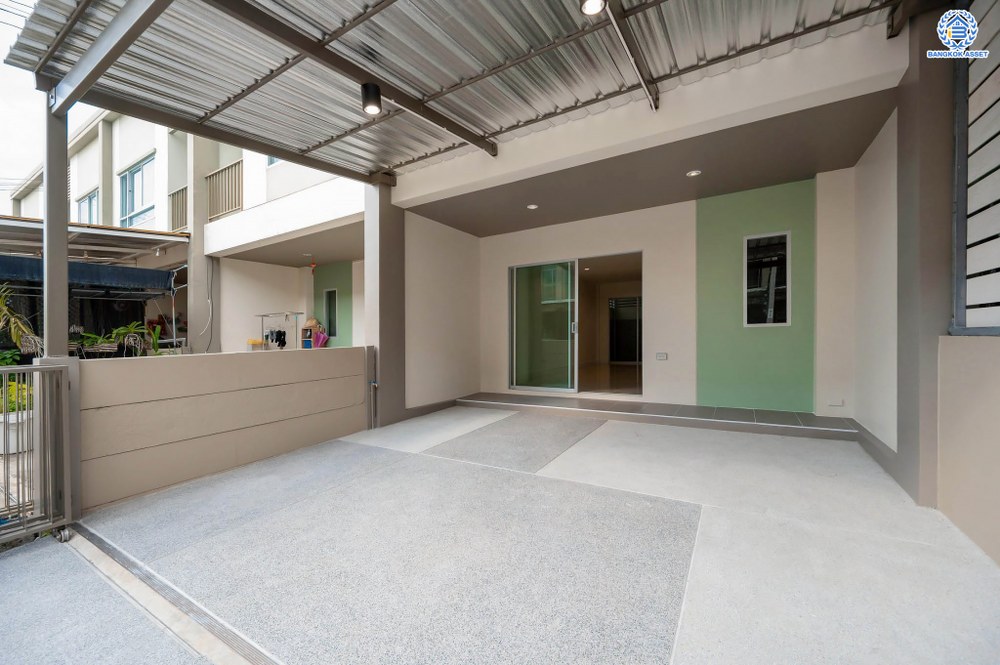 บ้านมือสองตกแต่งใหม่ โครงการ ลุมพินีทาวน์วิลล์ ราชพฤกษ์-นครอินทร์ เนื้อที่ 17.5 ตร.ว. ฟังก์ชัน 3 ห้องนอน 2 ห้องน้ำ จอดรถได้ 2 คัน บรรยากาศโครงการมีความเป็นส่วนตัว พร้อมสิ่งอำนวยความสะดวกโครงการครบครัน บนทำเลดีเชื่อมต่อเข้าเมืองได้ง่าย ทั้งถนนราชพฤกษ์ ถนนนครอินทร์ จุดขึ้นทางด่วน "ศรีรัช"...